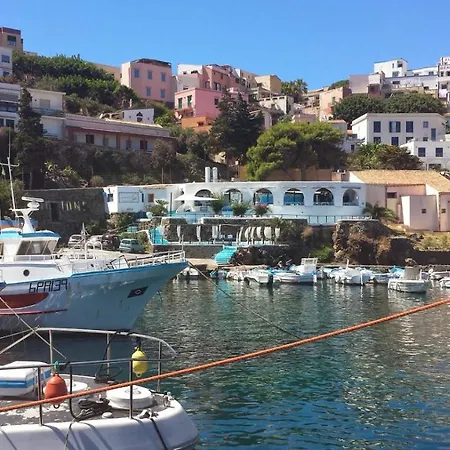 Fronte Del Porto Isola di Ustica