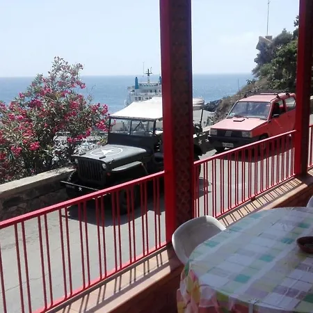 Fronte Del Porto Isola di Ustica