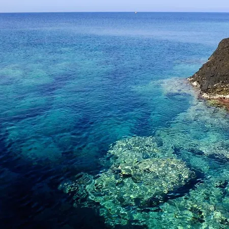 Fronte Del Porto Isola di Ustica